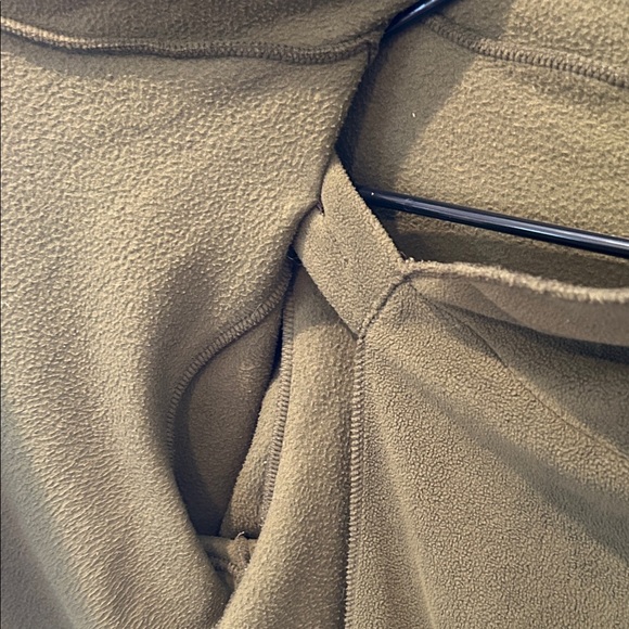 Elegant Olive Cape with Button Accent - Picture 4 of 6